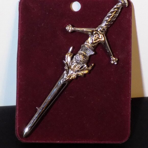 New Art Pewter Silver Ltd Authentic Scottish Claidhmhor Kilt Pin Box & COA - Picture 2 of 7